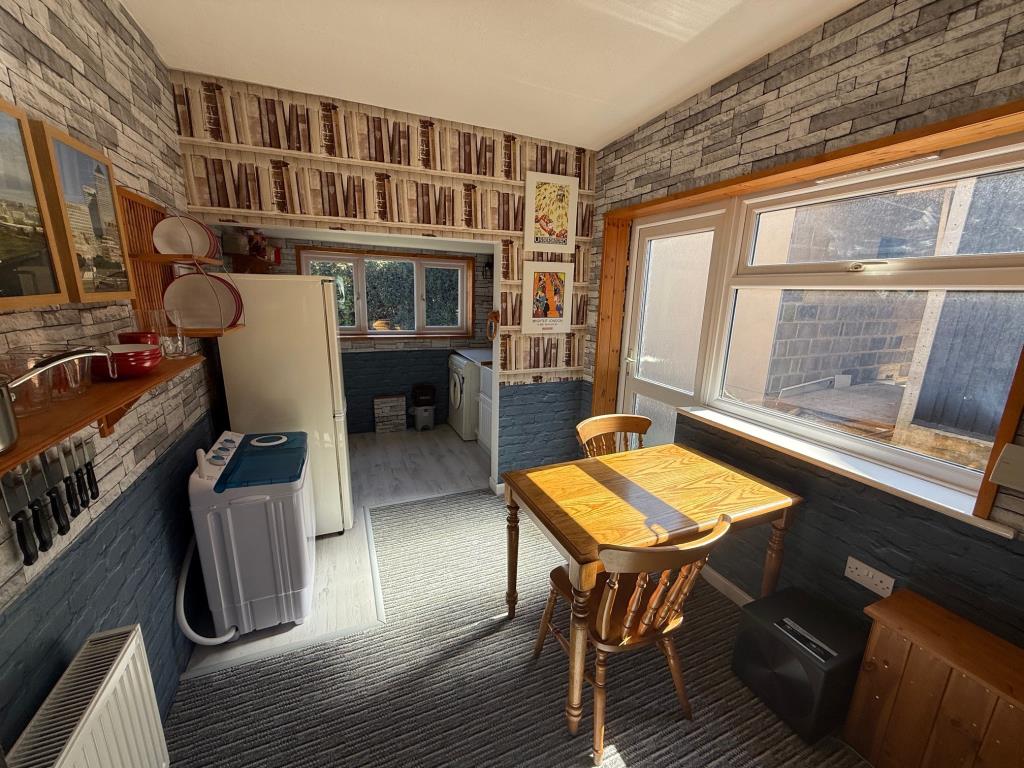 Lot: 143 - FREEHOLD DETACHED HOUSE FOR IMPROVEMENT WITH STRUCTURAL MOVEMENT - A view of the kitchen/breakfast room